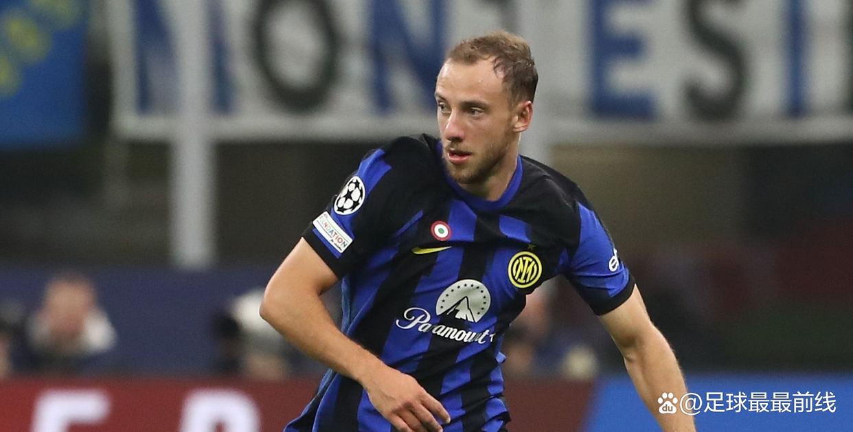 霍伊伦德梅开二度 那不勒斯击败尤文后登上意甲榜首（霍伊伦德双响，那不勒斯力克尤文登顶意甲榜首）